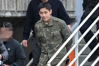Netizens buzz over V’s bulk-up transformation during military service
